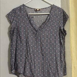 Lucy & Laurel Blue and White Geometric Top